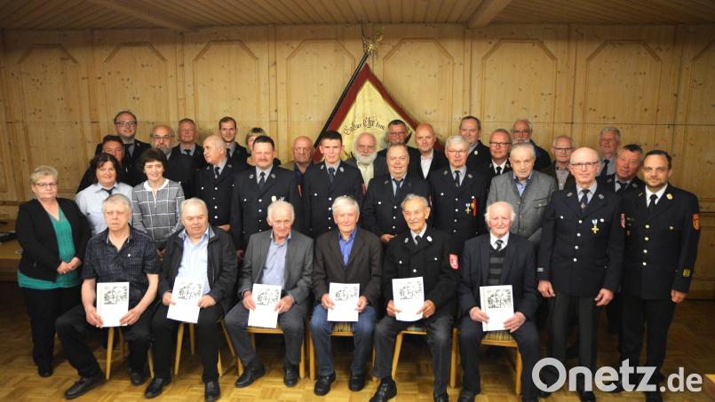 Die Feuerwehr Massenricht würdigt die Treue ihrer langjährigen Mitglieder und dankt ihnen für ihren Einsatz. Bild: fdl