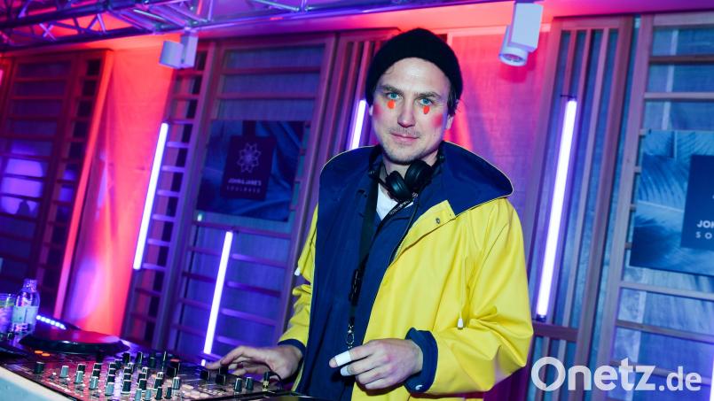 Schauspieler Lars Eidinger legt als DJ auf. Symbolbild: Jens Kalaene/dpa