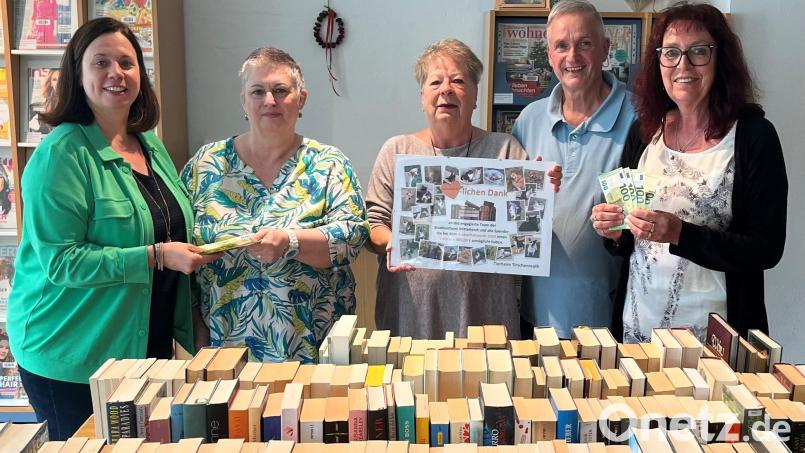 Bei der Spendenübergabe: (von links) Pia Heinrich, Büchereimitarbeiterin, Gerda Schlegel vom Tierheim Tirschenreuth, Wera Beier, Werner Schlegel vom Tierheim Tirschenreuth und Viola Rieß, Leitung der Stadtbücherei Mitterteich. Bild: Katrin Madl/exb