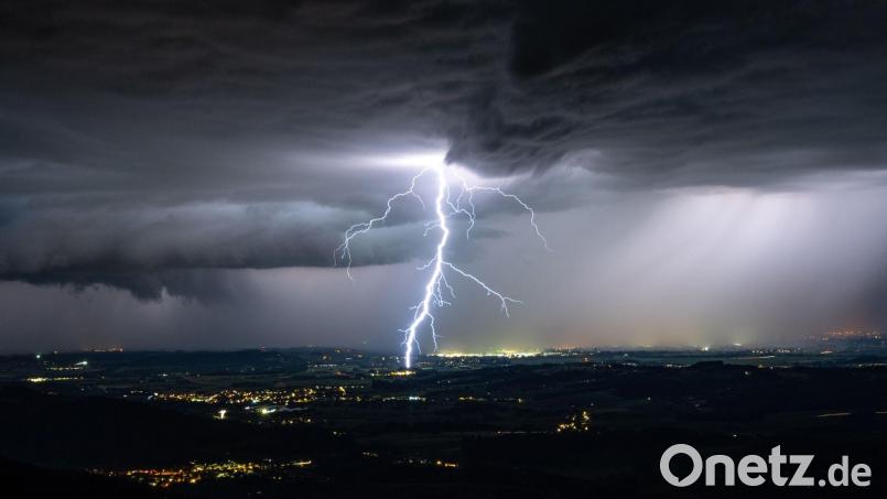 Blitze erhellen den Nachthimmel. Bild: St. Wintermeier/zema-medien/dpa/Symbolbild