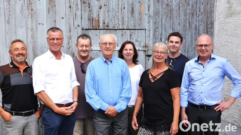 Neben den Familienmitgliedern gratuliert auch Bürgermeister Hermann Falk (Zweiter von links) dem Jubilar Ludwig Schlosser (Vierter von links) zum 85. Geburtstag. Bild: fdl