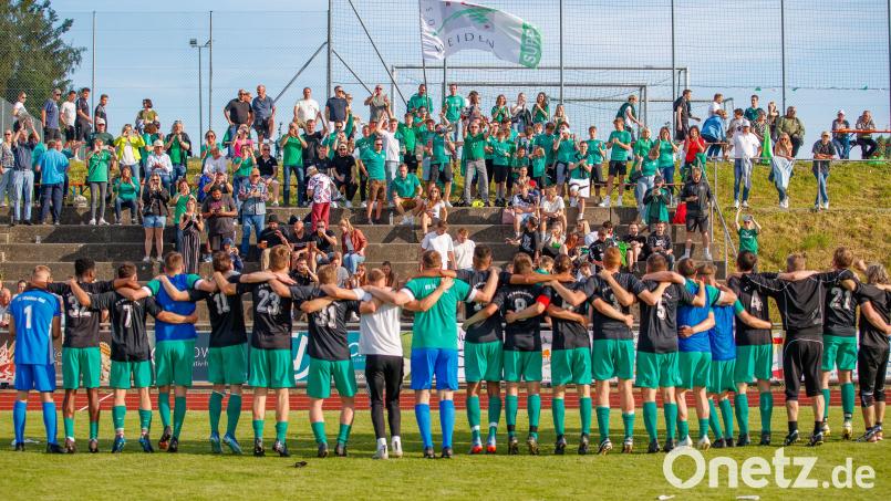 Die Fans des FC Weiden-Ost feierten in Ruhmannsfelden die Qualifikation für die zweite Runde der Landesliga-Relegation. Am Mittwoch in Parsberg wird erneut ein stimmgewaltiger Weidener Anhang die Mannschaft unterstützen. Bild: Alexander Bloch