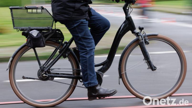 Ein Radfahrer fährt mit seinem Pedelec. In Amberg ist ein 28-Jähriger von einem solchen Rad mit unterstützendem Elektromotor gestürzt. Symbolbild: Friso Gentsch/dpa