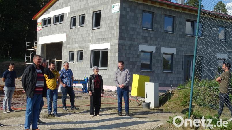 Die weitere Finanzierung dieses Projekts, das in der Haushaltsverabschiedung zur Debatte gestanden wäre, muss zunächst warten. Die Debatte wurde vertagt, doch als sicher gilt, dass die Neugestaltung des gemeindlichen Bauhofs so weiter läuft wie vorgesehen. Der Gemeinderat hatte wenige Tage vor seiner Haushaltssitzung der Baustelle nahe Knölling einen Besuch abgestattet. Bild: Houschka