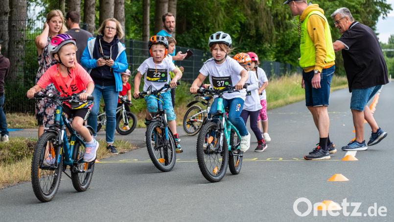 Eltern und Betreuer beim Anfeuern ihrer Schützlinge bei einem der bisherigen Cube-Kindertriathlons. Die neunte Auflage steht am 6. Juli an. Archivbild: fpoz