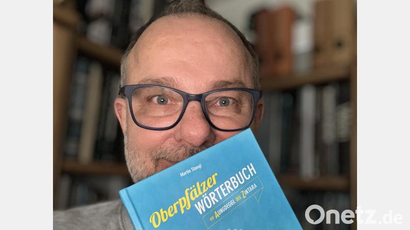 Martin Stangl mit seinem Wörterbuch. Bild: Sarah Goldschmidt