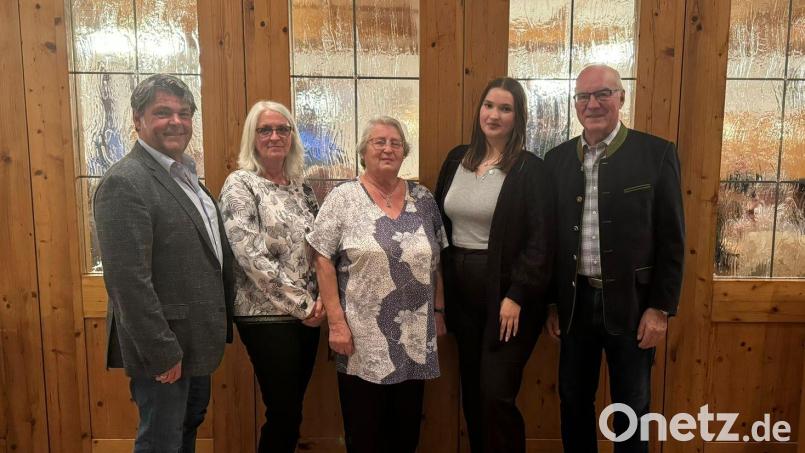Narrhalla-Präsident Jürgen Mühl mit den Jubilaren Helga Keck (Vizepräsidentin), Rosa Tischner, Samira Scherbel und Heinz Donhauser. Bild: Anja Weigl/exb