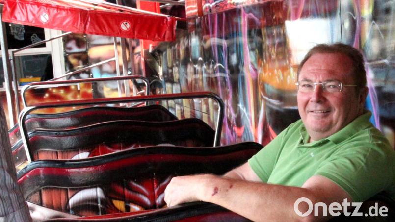 Festwirt Gerhard Böckl wirbt beim Schwandorfer Volksfest mit familienfreundlichen Preisen. Bild: Hirsch
