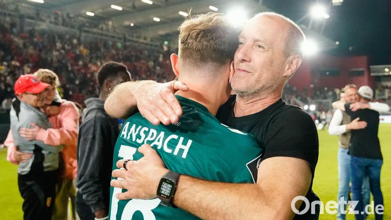 Joe Enochs (rechts) hat mit dem SSV Jahn den Aufstieg in die 2. Bundesliga geschafft. Bild: Uwe Anspach/dpa