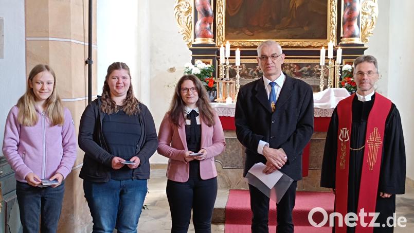 Obmann Hubert Grill (Zweiter von rechts) überreichte den Jungbläserinnen Isabella Ay, Maria Dreyer und Corinna Rylke den Mitgliedsausweis und die bronzene Bläsernadel. Bild: Rosemarie Uschold