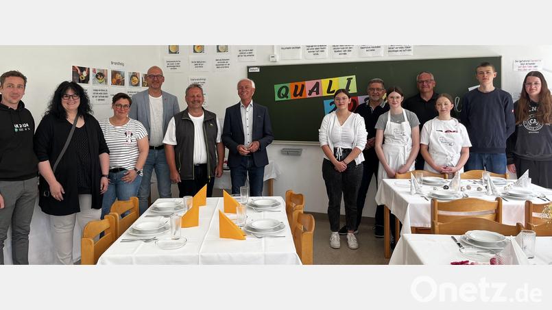 Bürgermeister, Schulleitung, Verwaltung und Klassenleitung waren zur Verköstigung eingeladen. Bild: Marie Zaus/exb