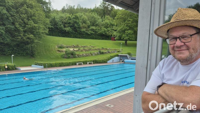 Bademeister Peter Faget hat ein wachsames Auge auf die ersten Schwimmer, die am Mittwoch im Freibad Windischeschenbach ihre Bahnen ziehen. Bild: Lowak
