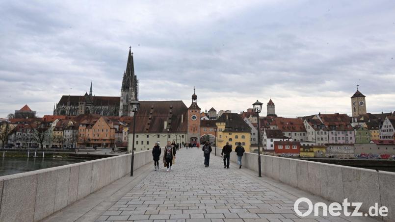 Tatort Steinerne Brücke. Kommende Woche beginnt die Verhandlung um einen Mordversuch. Archivbild: Felix Hörhager/dpa/Archivbild