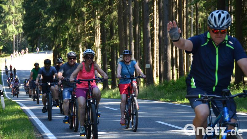 Eine Erinnerung an die NEW-Radltour 2022. Auf der Strecke nach Altentreswitz haben die Radler sogar noch Zeit für einen netten Gruß in Richtung Fotografin. Archivbild: dob
