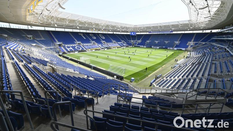 Die Theuerner Fußballerinnen kriegen auch eine Stadionführung in Sinsheim. Archivbild: Thomas Kienzle/dpa