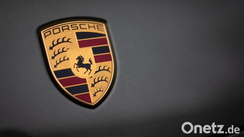 Der Mann, der am 28. Mai mit einem Porsche auf der B299 und B14 unterwegs war, gefährdete andere Autofahrer teilweise massiv. Die Polizei sucht Zeugen. Symbolbild: Christoph Schmidt/dpa