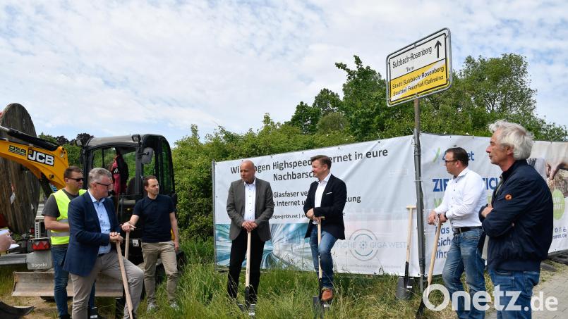 Ende Mai 2023 herrschte noch gute Stimmung: Vor genau einem Jahr traf sich der damalige Bürgermeister Michael Göth (Zweiter von links) zum Spatenstich mit DGA-Geschäftsführer Rainer Piroth. Doch die Tiefbaufirma ist auf Tauchstation, auch ihr Chef Piroth ist seit Monaten nicht mehr für Anfragen erreichbar. Archivbild: Petra Hartl