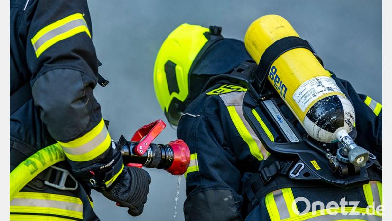 Feuerwehrleute bereiten einen Löschangriff vor. In einem Kindergarten in Creußen im Landkreis Bayreuth hat es gebrannt. Symbolbild: David Inderlied/dpa/Symbolbild