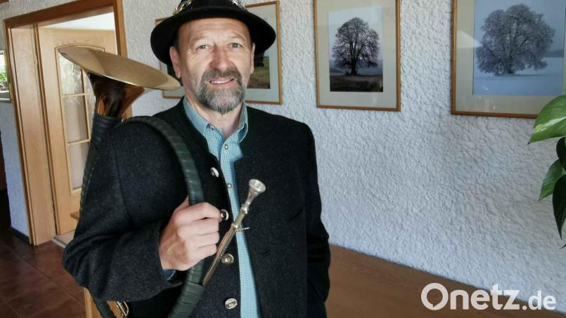Der engagierte Jäger und leidenschaftliche Jagdhornbläser Eduard Forster aus Eslarn wurde mit der seltenen Bläsertreuenadel &quot;Gold für 40 Jahre&quot; ausgezeichnet. Bild: gz