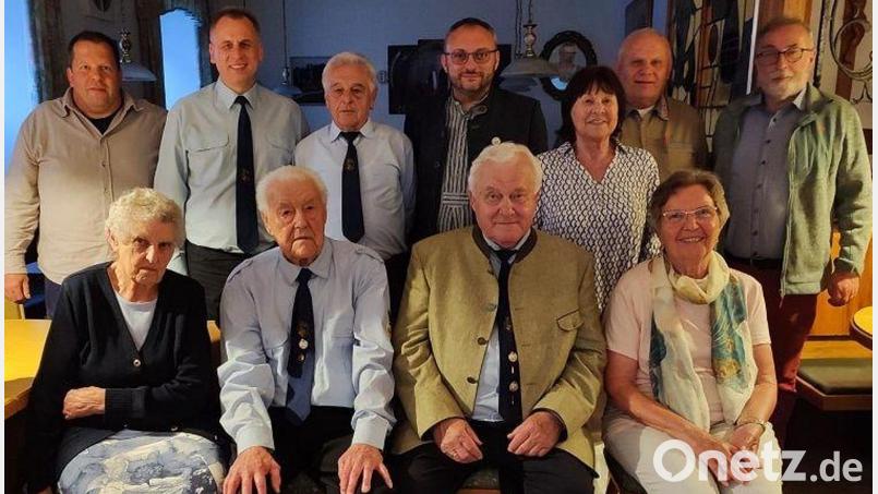 Der Raupen- und Baggerverein Vohenstrauß und Umgebung hat Günther Schmid (vorne, Zweiter von rechts) als Nachfolger des langjährigen Vorsitzenden und neuen Ehrenvorsitzenden Michael Hummer (vorne, Zweiter von links) gewählt. Zweiter Vorsitzender ist Anton Schwarzmeier (hinten, rechts). Bild: Günther Schmidt jun.