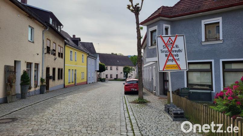In Bad Neualbenreuth wird mit großen Hinweistafeln an der Straße vom Marktplatz (Bild) Richtung Tirschenreuther Straße auf die Sperrung der Staatsstraße 2174 hingewiesen. Bild: rti