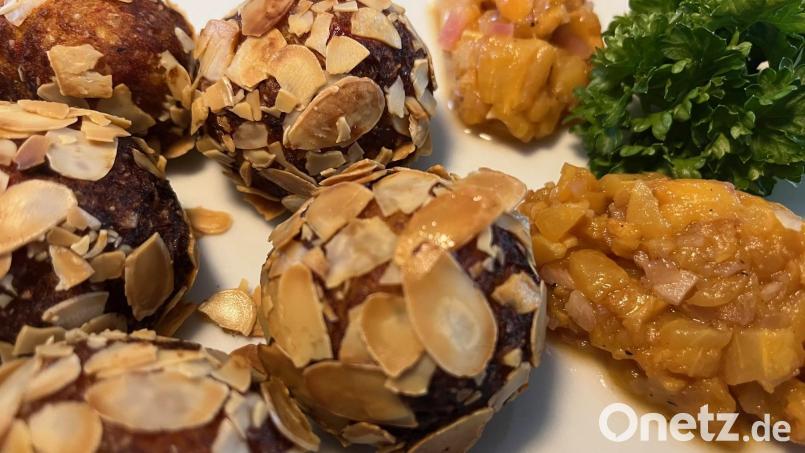 Vor dem Braten werden die Fischbällchen in Mandelblättchen gewendet. Anstelle der Aprikosen hat Michael Schiffer für das Chutney Mispeln verwendet. Bild: Michael Schiffer