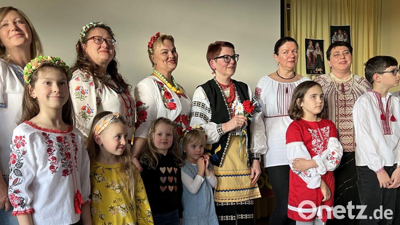 Im Amberger Sozialzentrum der Caritas Amberg-Sulzbach feierten Ukrainer den &quot;Tag von Wyschywanka&quot;. Die Idee dazu hatte die gebürtige Ukrainerin Irina Huber (hinten, Vierte von links). Bild: Heike Unger