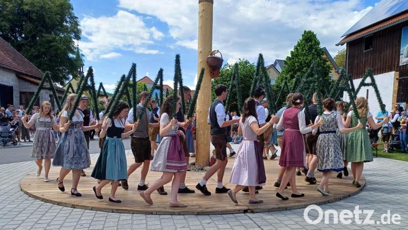 Traditioneller Höhepunkt ist das Baumaustanzen durch die 18 Kirwapaare. Unter anderem legen sie einen perfekten Sterntanz aufs Parkett, für den es Riesenbeifall gab. Bild: u