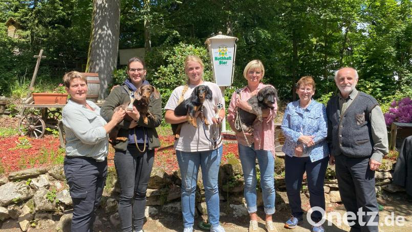 Das Siegerfoto zeigt (von links) Zuchtschauleiterin Yvonne Vetter, Miriam Vietze mit Fina, Larissa Gerl mit Bea, Elke Holler mit Alois, Richterin Heike Behring und Vorsitzender Wunibald Heinl. Bild: Kornelia Heinl/exb
