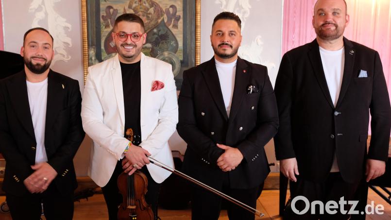 Der Geiger Lajos Sárközi Junior (Zweiter von links.) steht mit seiner Kapelle für die alte Tradition der Roma-Musik. Am Sonntag schöpfte das Ensemble in Speinshart aus einem imponierenden Repertoire ungarischer Volksmusiktradition. Für das Publikum im überfüllten Musiksaal des Klosters Speinshart ein köstlicher Musiknachmittag mit feurigem Programm. Bild: do