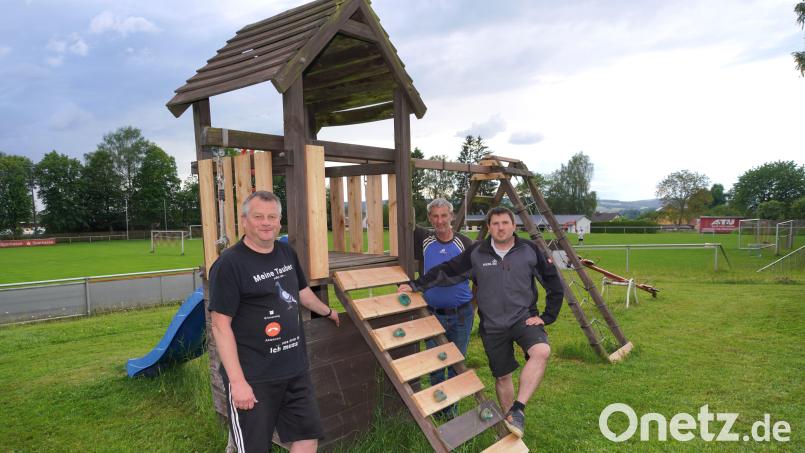 Dominik Eiser (rechts) nach getaner Arbeit mit der FSV-Führung, Peter Sollfrank (links) und Josef Gollwitzer. Bild: fvo