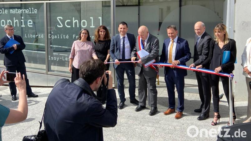 Ein wichtiger Programmpunkt des Besuchs der Weidener Delegation in Issy-les-Moulineaux war die Einweihung eines Kindergartens, der den Namen Sophie Scholl trägt. Issys Bürgermeister André Santini (Mitte) schneidet zusammen mit seinem Amtskollegen Jens Meyer das Band durch. Bild: Heiner Nachtmann/exb