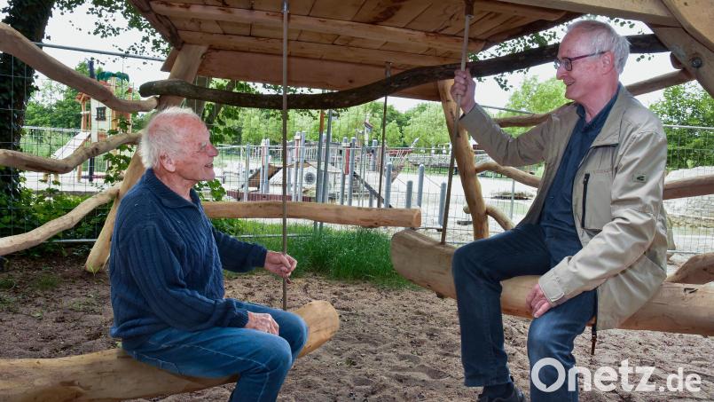 Im Herzen sind sie jung geblieben und verstehen, was sich Kinder wünschen. Eckart Brandau (links) und Bernhard Frank im neuen Schaukel-Spiel-Turm am Piratenspielplatz. Bild: Stephan Huber