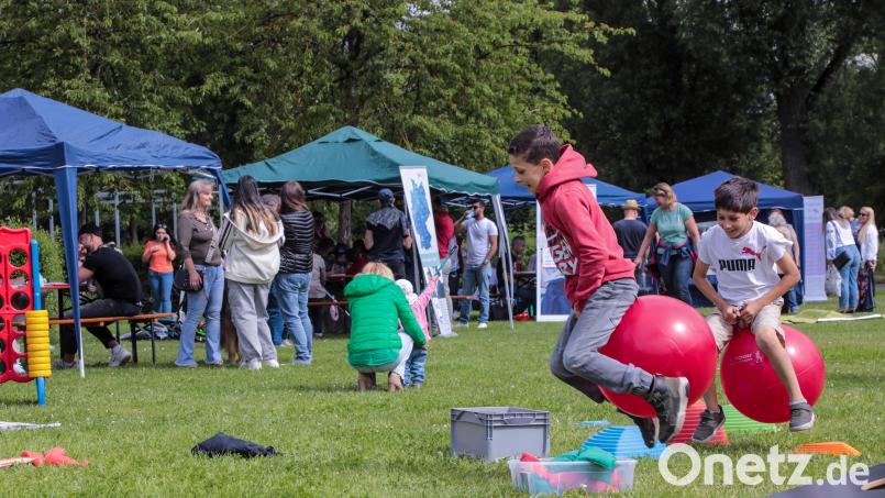 Zum Diversity-Tag gab es auf der Bleichwiese beim ACC ein buntes Mitmachprogramm, bei dem nicht nur Kinder zum Spielen und zum Miteinander eingeladen waren. Bild: Wolfgang Steinbacher