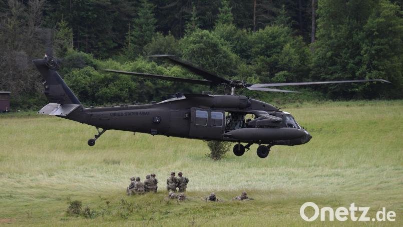 Ein Black Hawk der US Army bei einer Übung in Hohenfels. Die Pilotin eines amerikanischen Hubschraubers ist am Dienstag über Amberg mit einem Laserpointer verfolgt worden. Symbolbild: bö