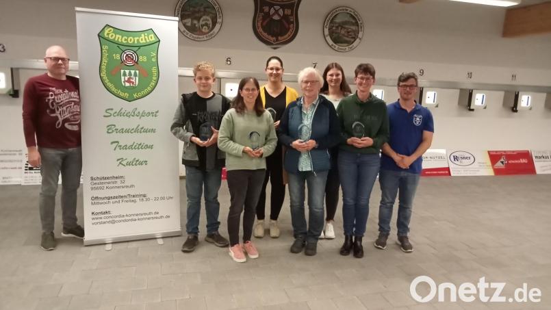 Die Konnersreuther Luftgewehr-Meistermannschaft mit Vorsitzendem Martin Dietz, Michael Bauer, Christina Fellner, Corinna Wohlrab, Sigrid Haberkorn, Franziska Rosner, Astrid Rosner und Schützenmeister Martin Fellner (von links). Bild: Max Bindl/exb