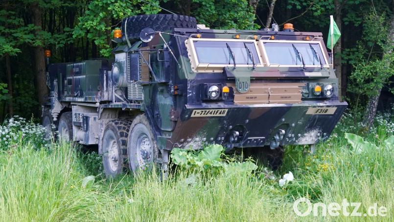 Ein Versorgungsfahrzeug der US-Armee steht im Wald in der Nähe von Dornberg bei Ensdorf (Landkreis Amberg-Sulzbach). Auch Kettenfahrzeuge waren laut Army "verstärkt" im Einsatz. Bild: jut