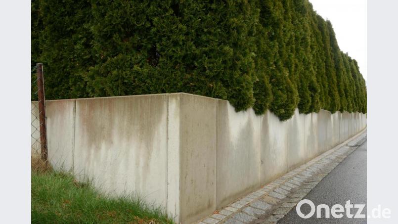 Im Erlheimer Weg in Sulzbach-Rosenberg – hier nur ein Symbolbild – hat ein Autofahrer eine Gartenmauer gerammt, Teile des Mauerwerks bröckelten auf die Straße. Der Unbekannte ergriff danach die Flucht, ohne sich bei der Polizei zu melden. Symbolbild: bey