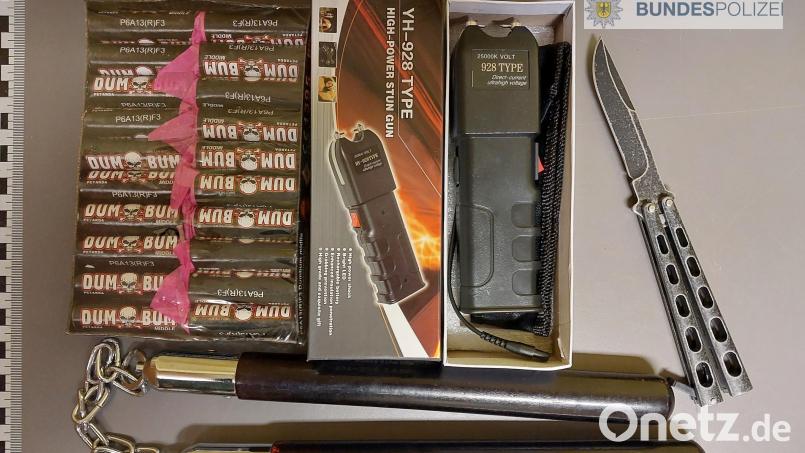 Diese Waffen und Böller hatte ein 25-Jähriger in der Ersatzrad-Mulde seines Fahrzeugs versteckt. Bild: Bundespolizei Waidhaus/exb