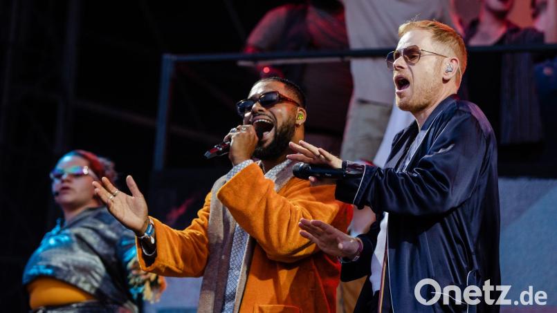 Peter Fox (r) mit Benji Asare auf dem Southside Festival (Archivbild). Bild: Christoph Schmidt/dpa
