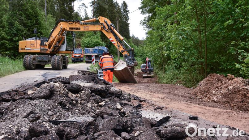 Nachdem das Wasser eine Straße im Hainthal unterspült hat, wird sie aktuell repariert. Bild: Stephan Huber
