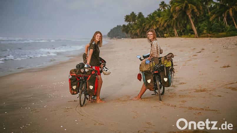 Hannah (links) und Greta Schröder an einem Strand in Ghana. Bild: Hannah Schröder/dpa