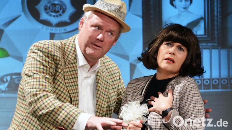 Michaela Schaffrath und Stefan Keim spielen &quot;Der Mönch mit der Klatsche&quot; in Weiden. Bild: Contra-Kreis-Theater Bonn/exb