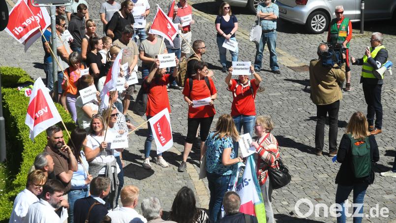 Bei einer Verdi-Demonstration zum Tag der Pflege in Weiden ist der Unmut unter Mitarbeitern der Kliniken Nordoberpfalz AG groß. Es stellt sich heraus: bis zum Jahresende könnten bis zu 60 Mitarbeiter entlassen werden. Bild: Gabi Schönberger