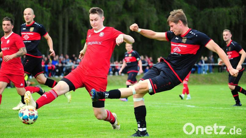 Robert Ligus (rechts.) vom ASV Waldsassen kommt vor dem Wiesauer Doppeltorschützen Fabian Nickl (links.) zum Abschluss. Bild: Schrems