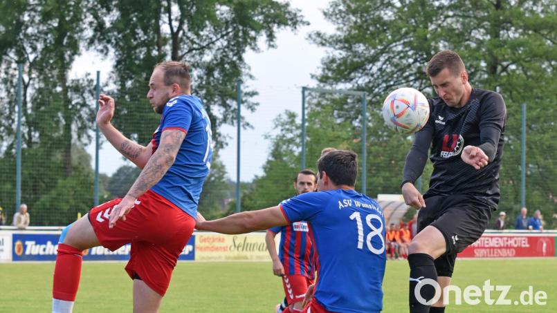 Der FC Tirschenreuth II spielt auch in der kommenden Saison in der Kreisklasse. Beim 4:1-Sieg gegen den ASV Wunsiedel II erzielte Manuel Dürbeck (rechts) zwei Treffer. Bild: Gebert