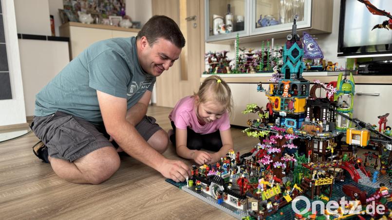 Matthias Vogl aus Neustadt/WN mit seiner achtjährigen Tochter Marie – und der Ninjago-Stadt. Die wird er auch bei der Lego-Messe zeigen. Bild: Dominik Mark
