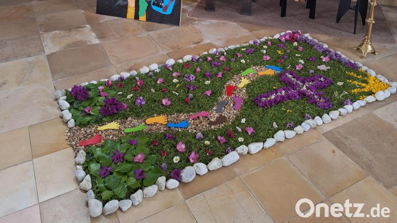 In der Pfarrei Krummennaab planten die Verantwortlichen dieses Jahr an Fronleichnam um: Wegen des schlechten Wetters wurden die Stationen mit Blumenteppichen in der Kirche gestaltet. Bild: Elfriede Schwarzmeier/exb