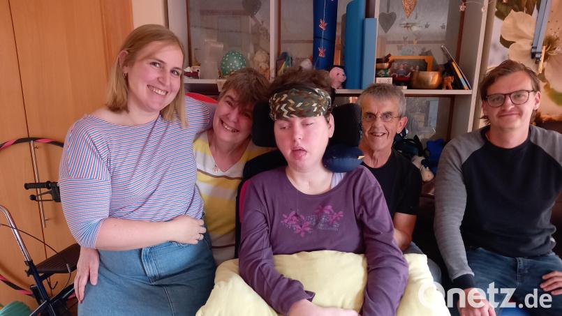 Alle Lubers sind für Nadine da (von links): Schwägerin Sabrina, Mutter Belinda. Nadine, Vater Günter und Bruder Markus im Therapiezimmer der Kranken. Bild: hka