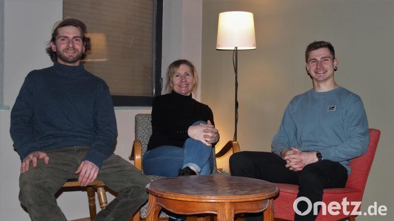 Eine starke Familie: Renate Pressler und ihre beiden Söhne David (links) und Daniel (rechts) eröffnen am Samstag ihr Kulturcafé „Alte Druckerei“. Bild: stg